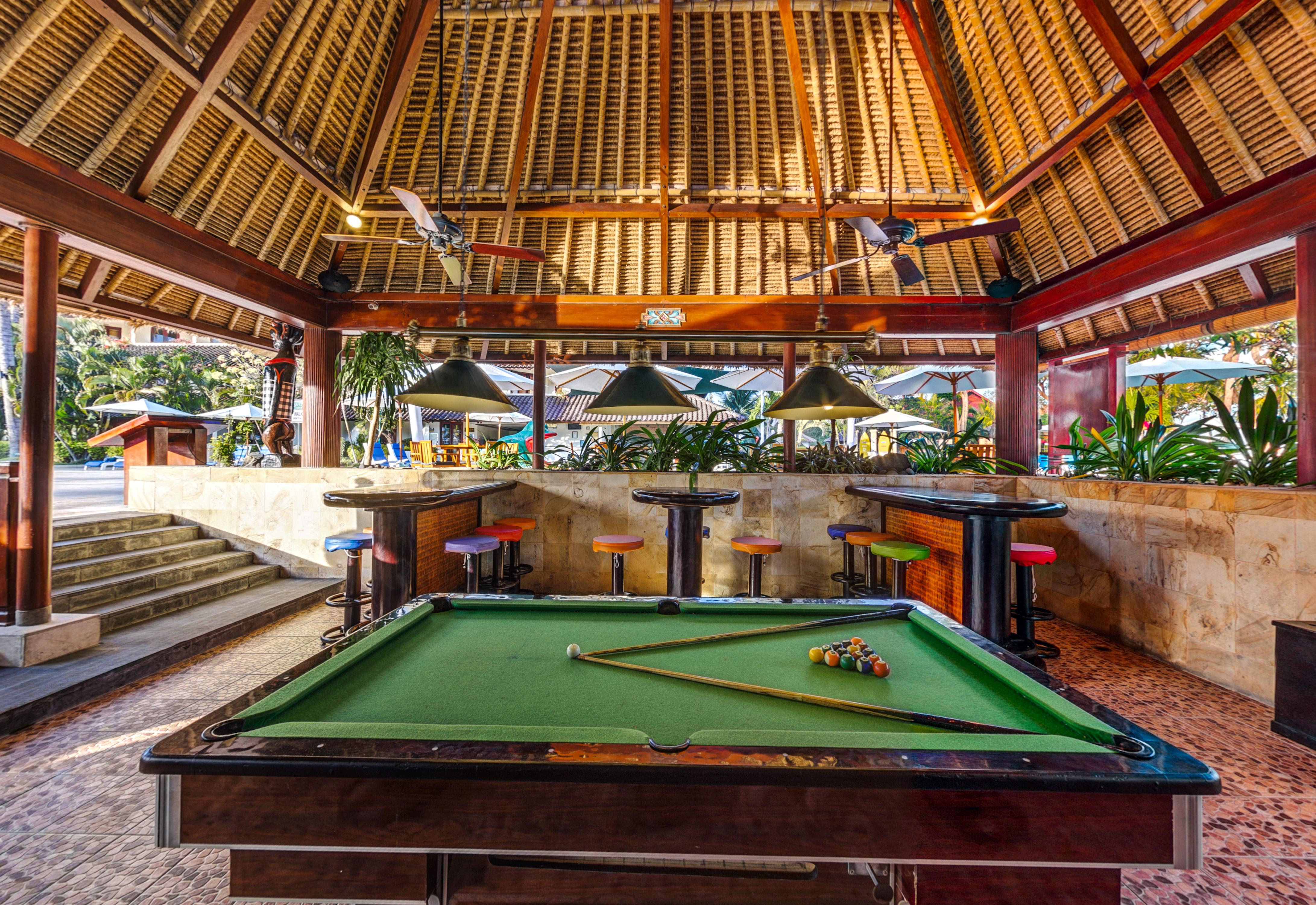 Discovery Kartika Plaza Hotel Kuta Lombok Εξωτερικό φωτογραφία Pool table at the pool bar