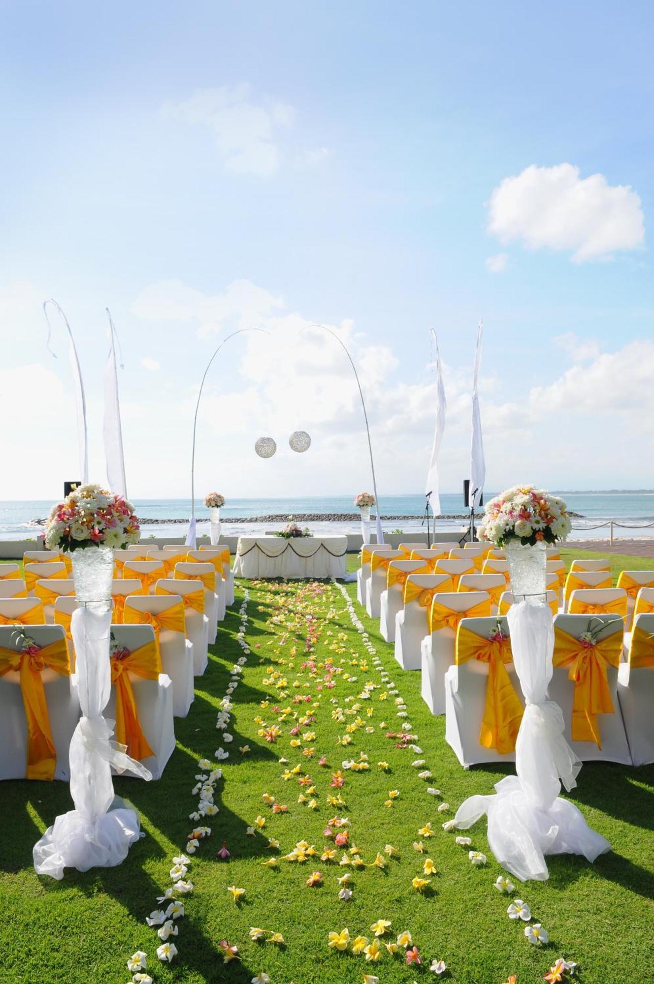 Discovery Kartika Plaza Hotel Kuta Lombok Εξωτερικό φωτογραφία A beach wedding in Bali, Indonesia