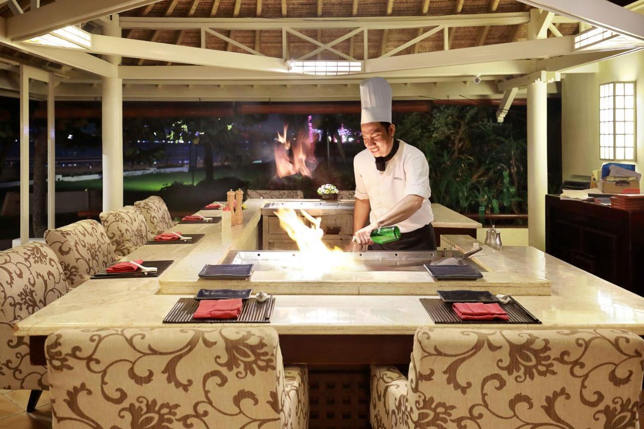 Discovery Kartika Plaza Hotel Kuta Lombok Εξωτερικό φωτογραφία A chef at work at the restaurant