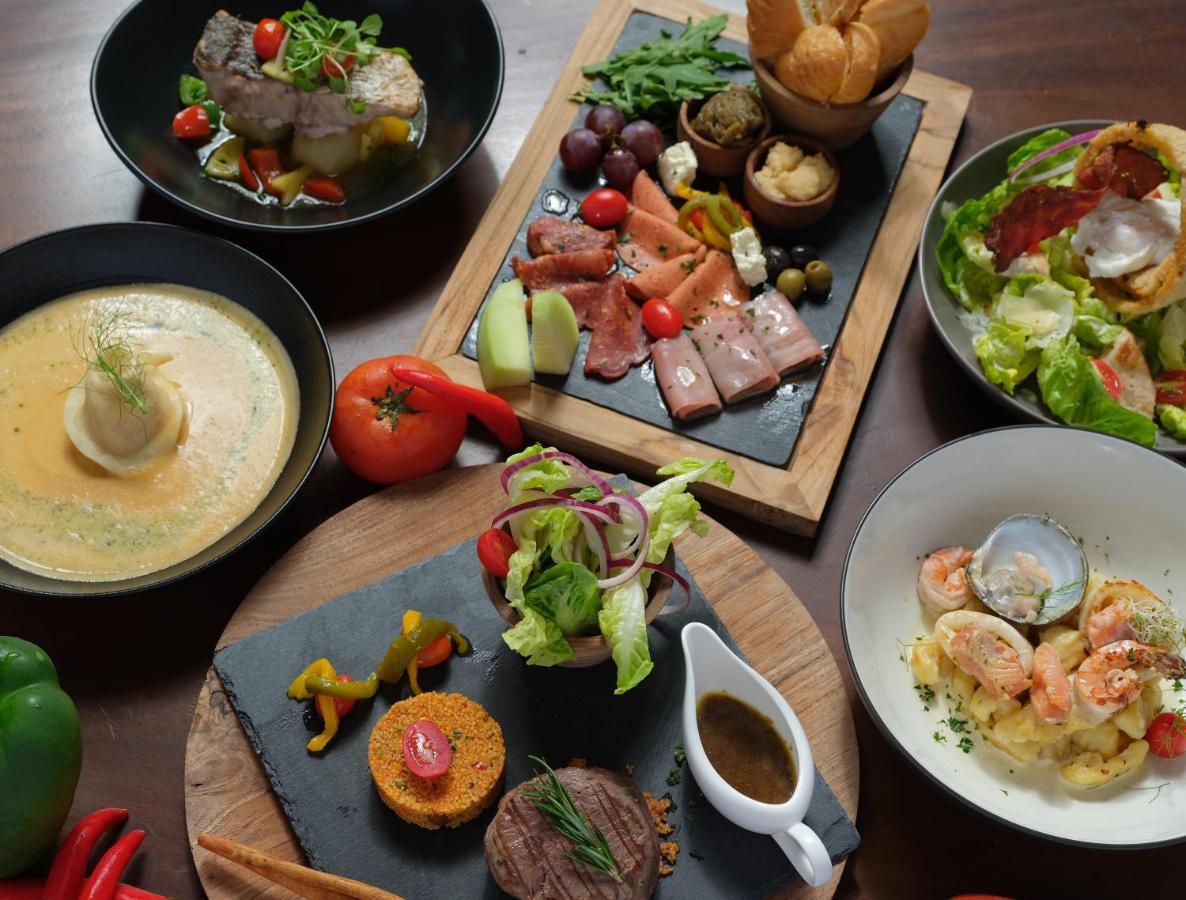 Discovery Kartika Plaza Hotel Kuta Lombok Εξωτερικό φωτογραφία A selection of dishes at the restaurant